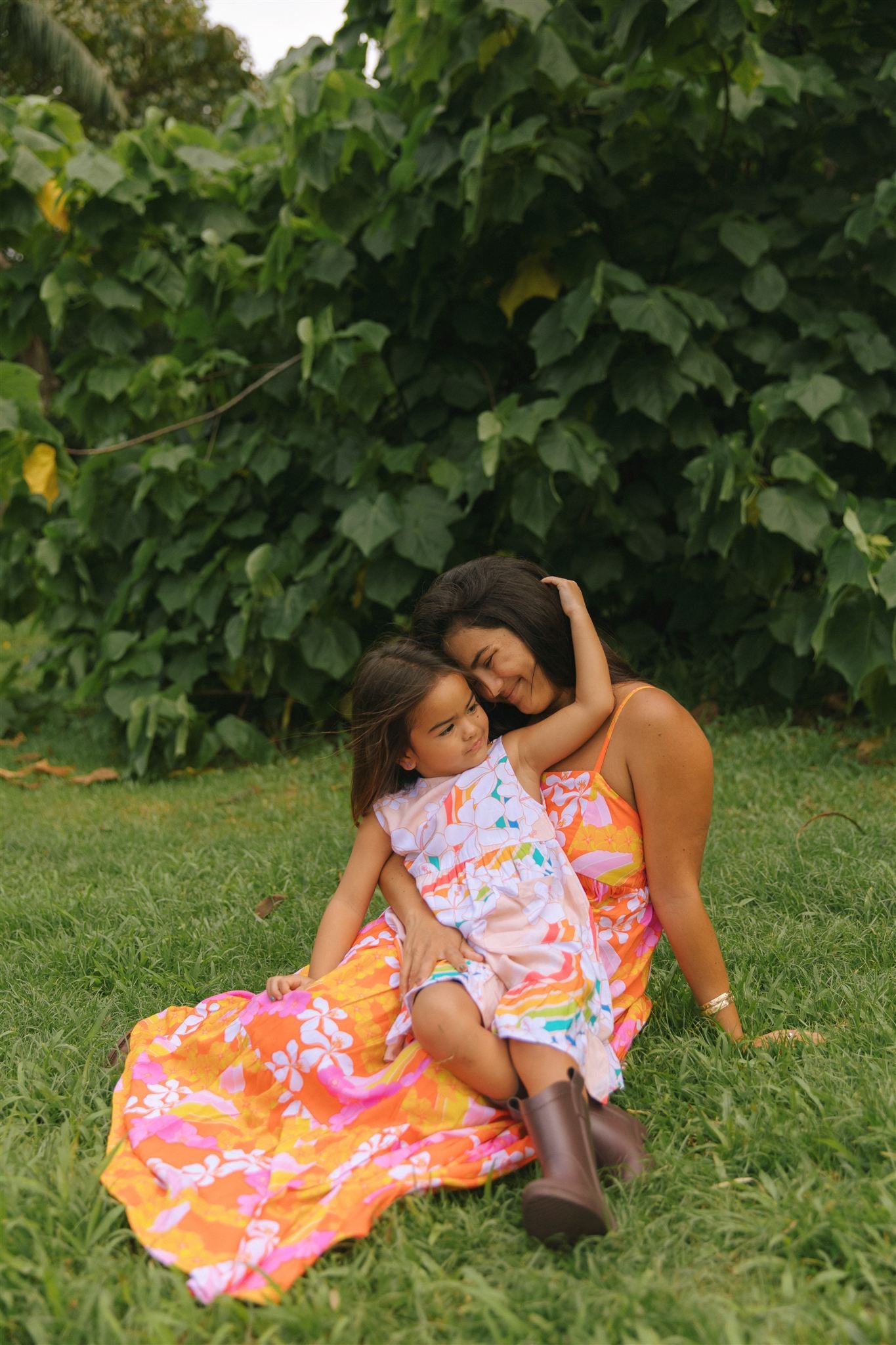 Kaliko Girlʻs Dress in Anuenue Waves