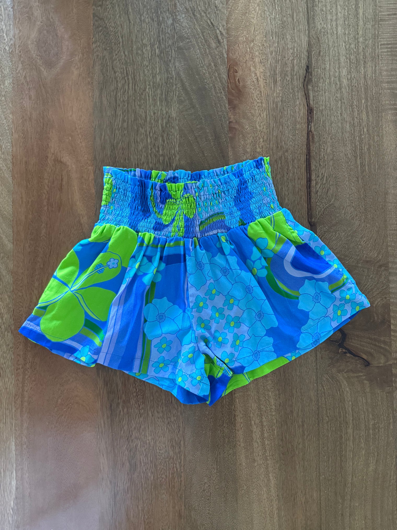 Beverly Shorts in Blue Retro Rainbow